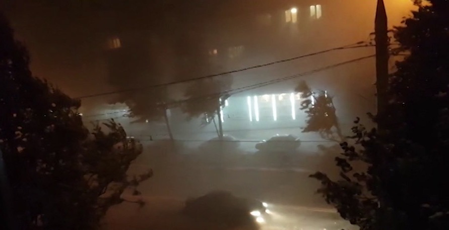 На Москву обрушился ливень с грозой и ураганным ветром