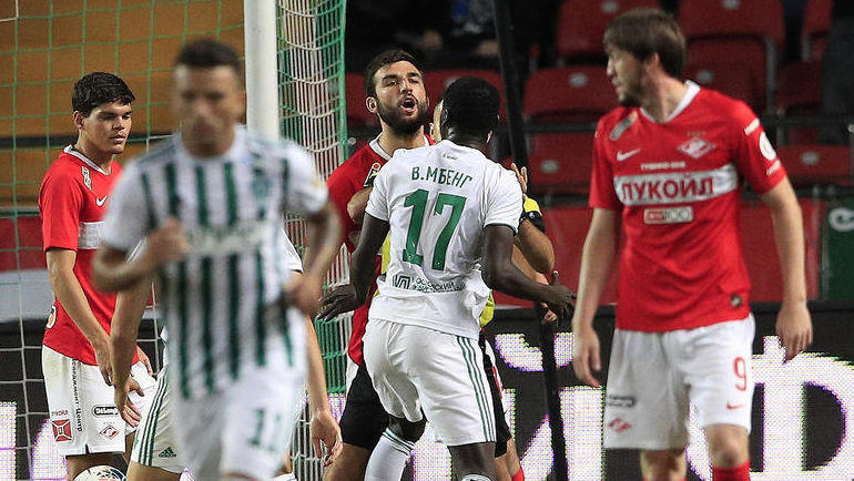 На футбольном матче в Грозном в микрофон выкрикнули оскорбления в адрес судьи