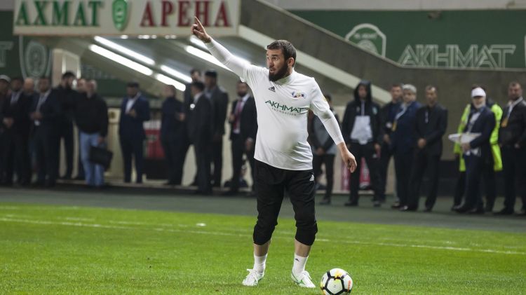 Глава парламента Чечни схватил за руку и увел футбольного судью после матча «Ахмата» и «Спартака»