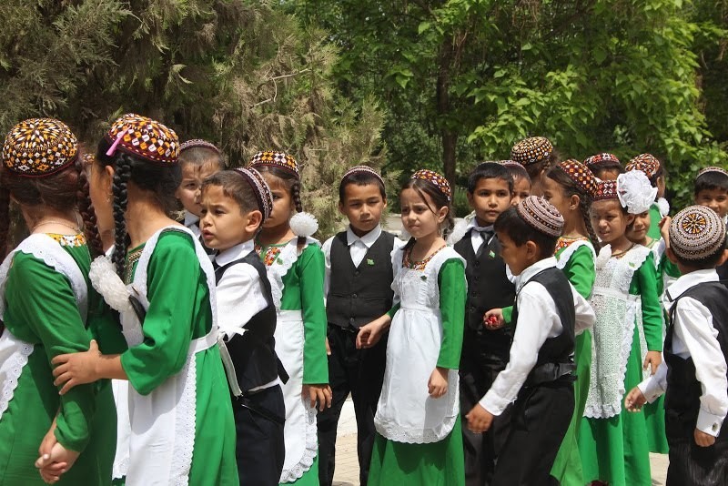 Школьную форму в Ашхабаде начали продавать в кредит