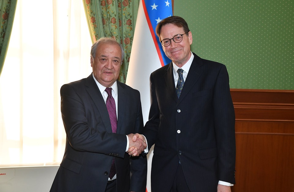 Посол Великобритании вручил копии верительных грамот главе МИД