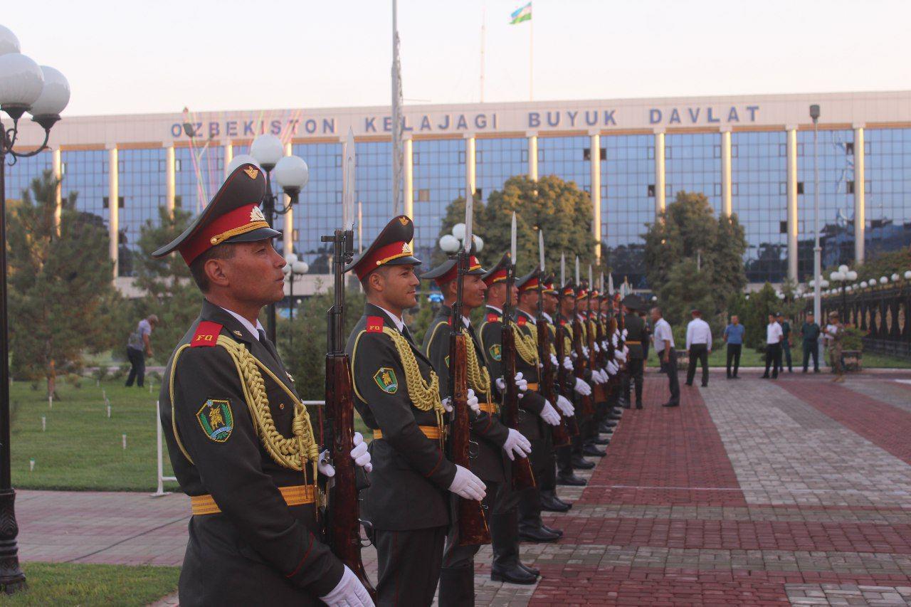 В Андижане установили 64-метровый флаг