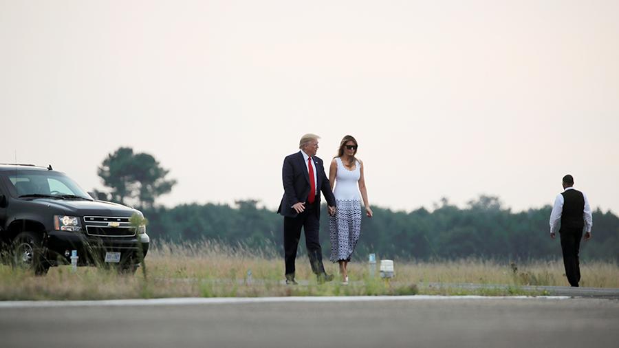 Трамп позвал жену жестом «к ноге»
