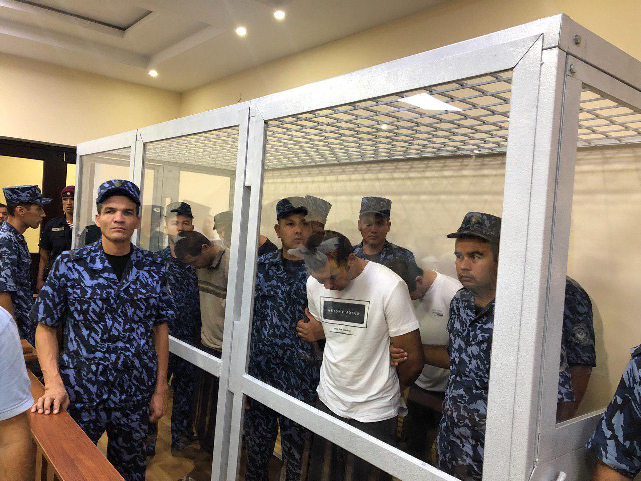 Мужчин жестоко убивших семью из пяти человек приговорили к пожизненному заключению 