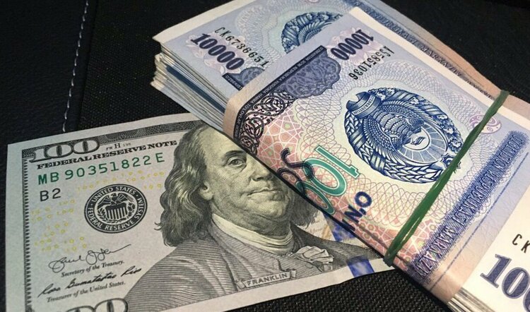 Коммерческие банки захотели продавать доллар по 9500 сумов