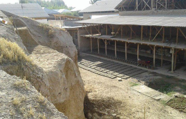 В Андижане из исторического объекта делают кирпичи и продают