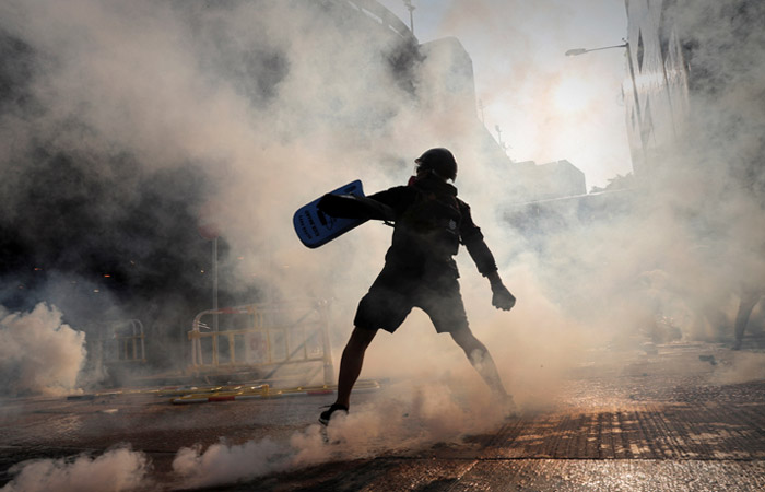 Полиция Гонконга впервые выстрелила в протестующего из боевого оружия