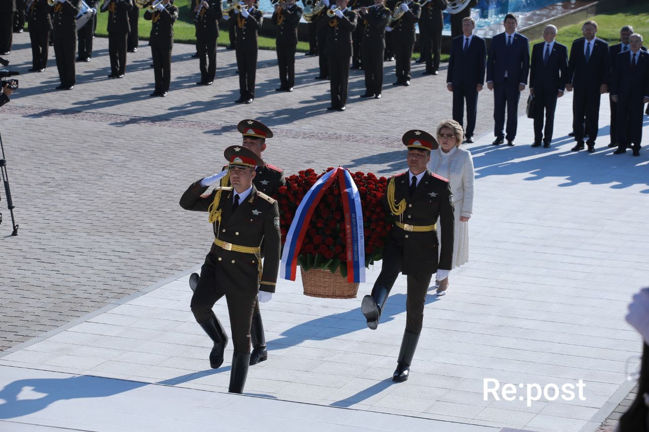 Валентина Матвиенко возложила цветы к Монументу независимости и гуманизма 