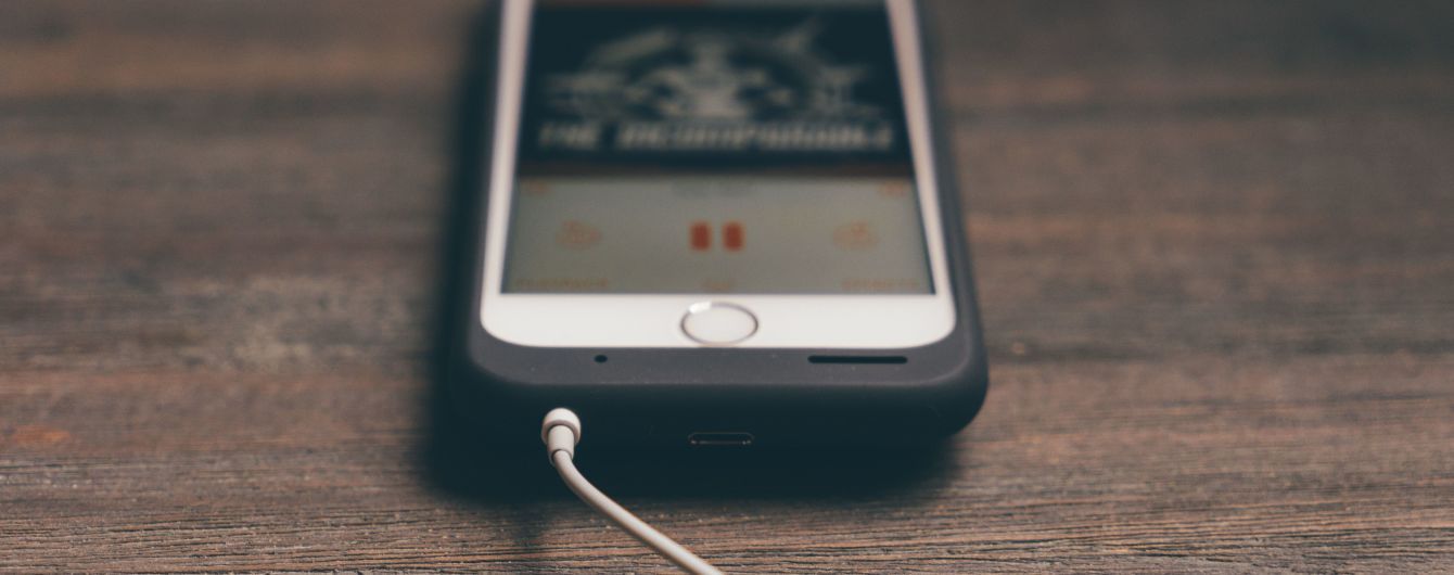 В Казахстане школьница поставила перед сном телефон на зарядку и больше не проснулась