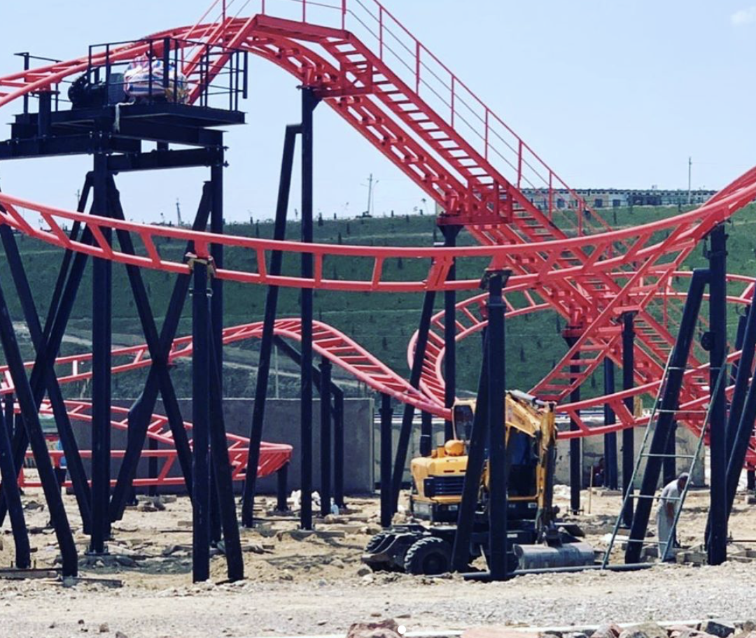 В Намангане 18-летнюю девушку убило железной опорой при тестовом запуске аттракциона в парке