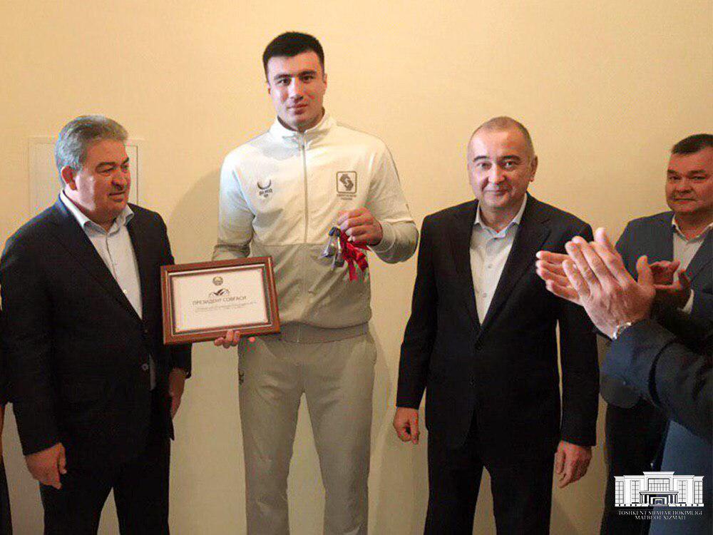 Хоким Ташкента вручил боксеру Баходиру Джалалову квартиру 