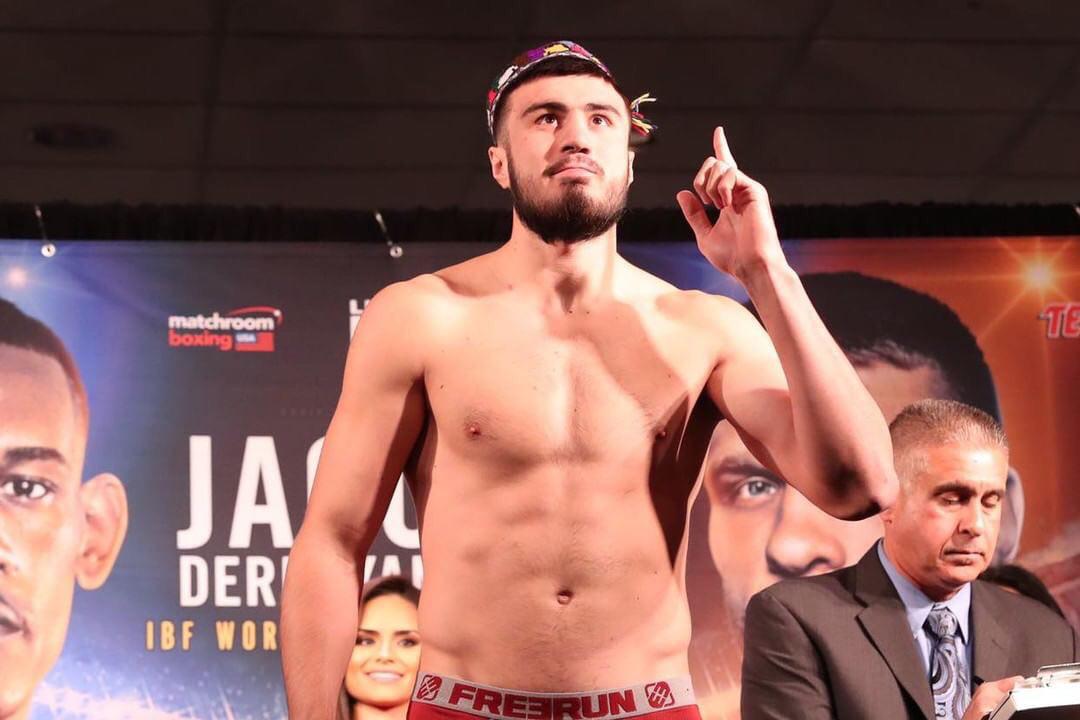 Хоким Сурхандарьинской области вручил боксеру Бахадыру Джалалову сотни миллионов сумов