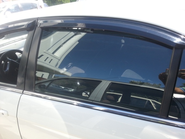 Узбекистанцы выступили против законопроекта МВД о запрете шторок в авто