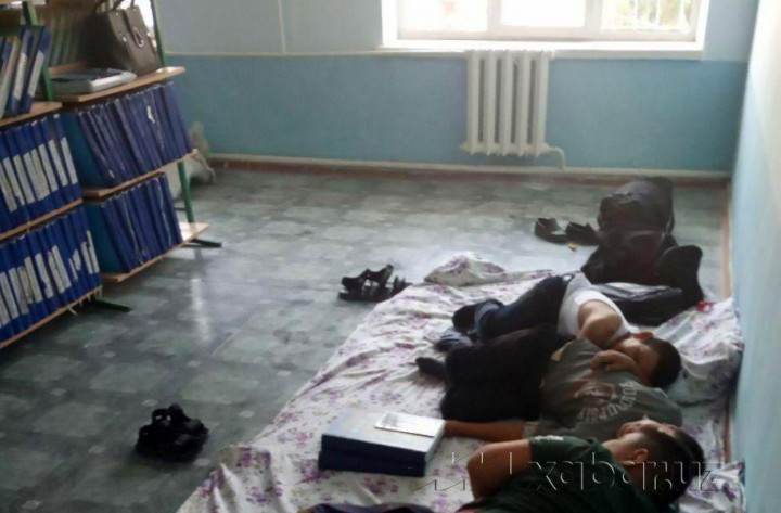 Ученики сурхандарьинского интерната для слепых и слабовидящих спят на полу