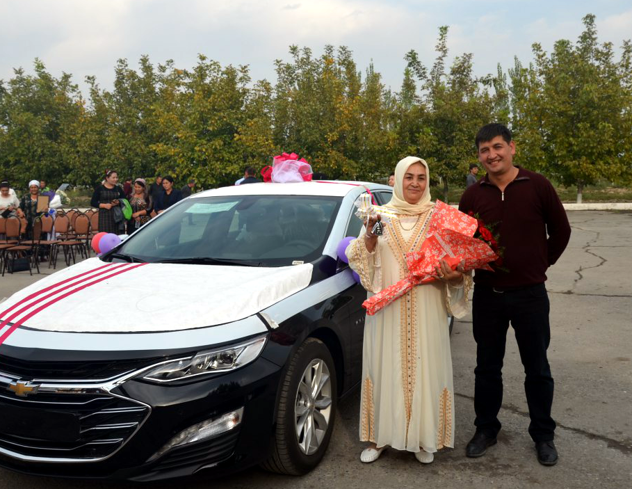 Хоким Ферганской области подарил Malibu матери руководителя хлопкового кластера