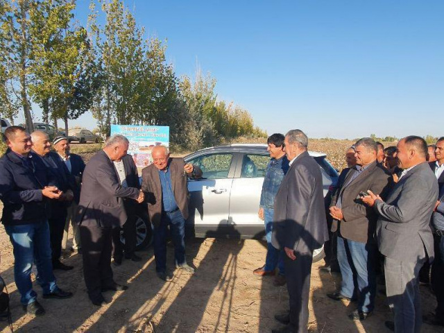 Фермеру из Каракалпакстана подарили Tracker за сбор хлопка