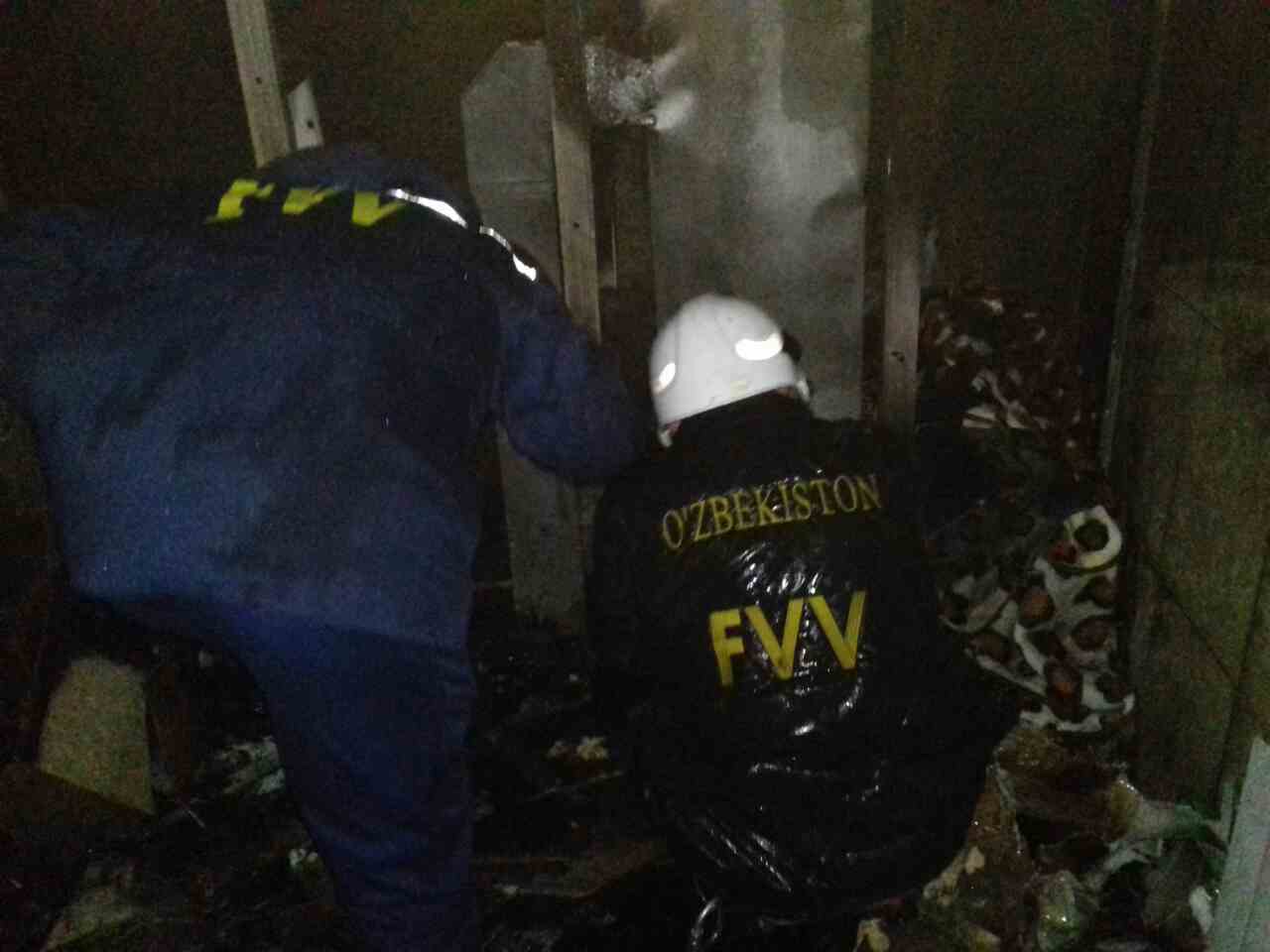 В Самарканде пожарные быстро отреагировали на вызов и вытащили двоих из заблокированного пламени