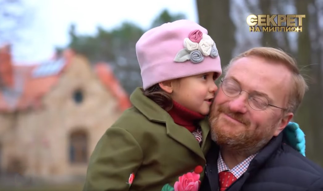 Депутат Госдумы удочерил брошенную умирать на морозе девочку из Узбекистана