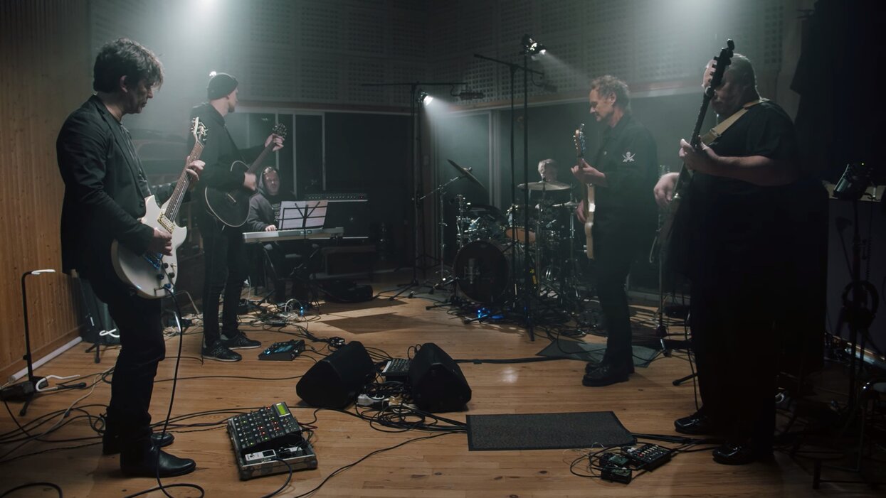 Группа «Кино» исполнилa песню «Троллейбус»