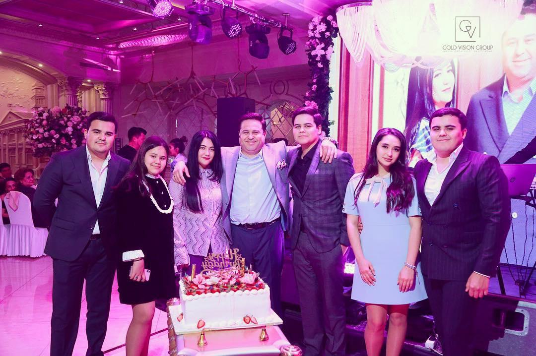 Рашид Халиков в честь рождения внука подарил невестке Малибу и жене BMW X7