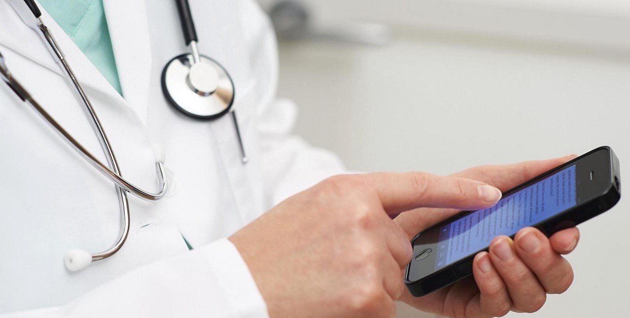 Врачам в Туркменистане запретили пользоваться смартфонами 