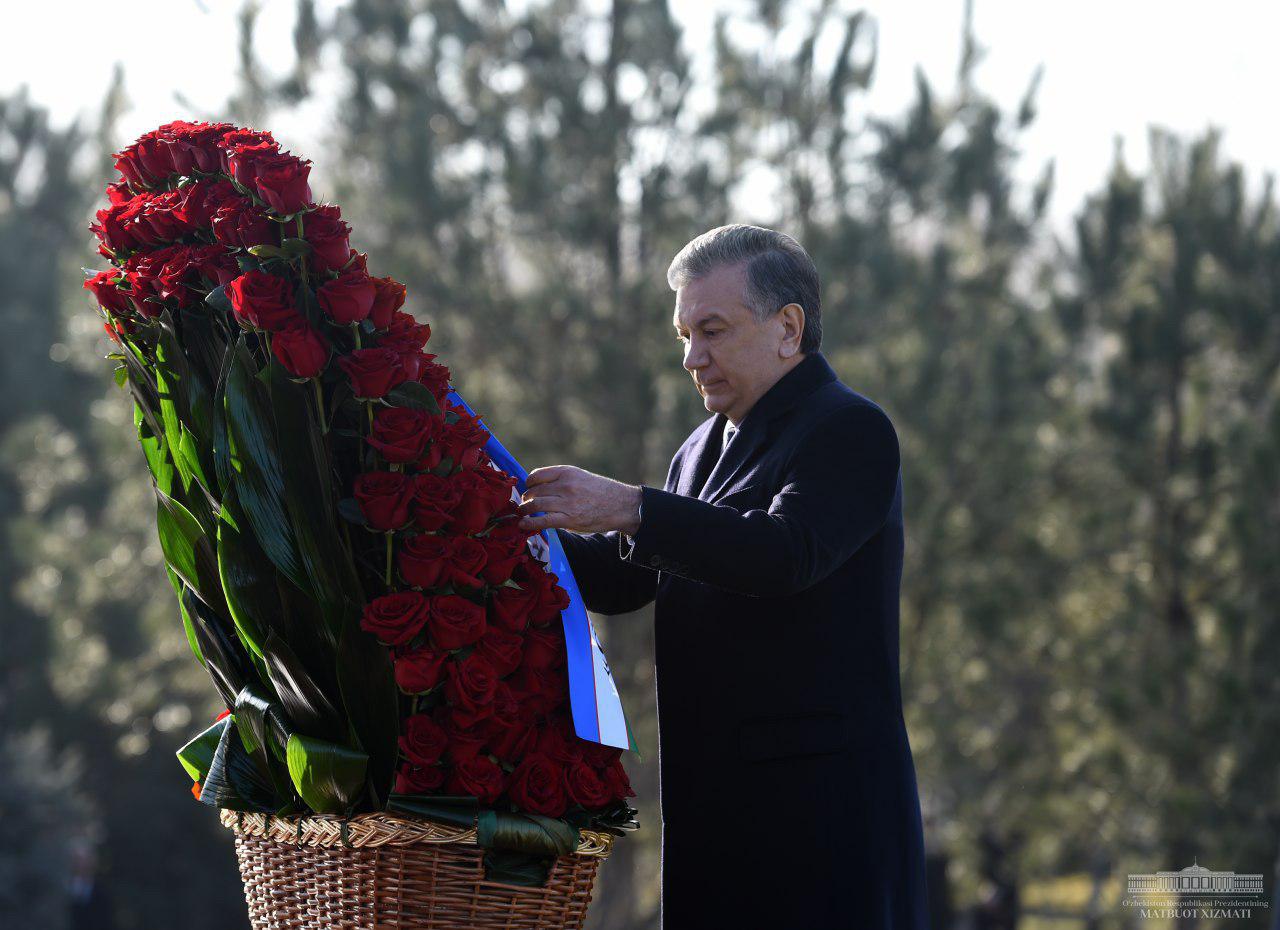 Шавкат Мирзиёев почтил память первого президента