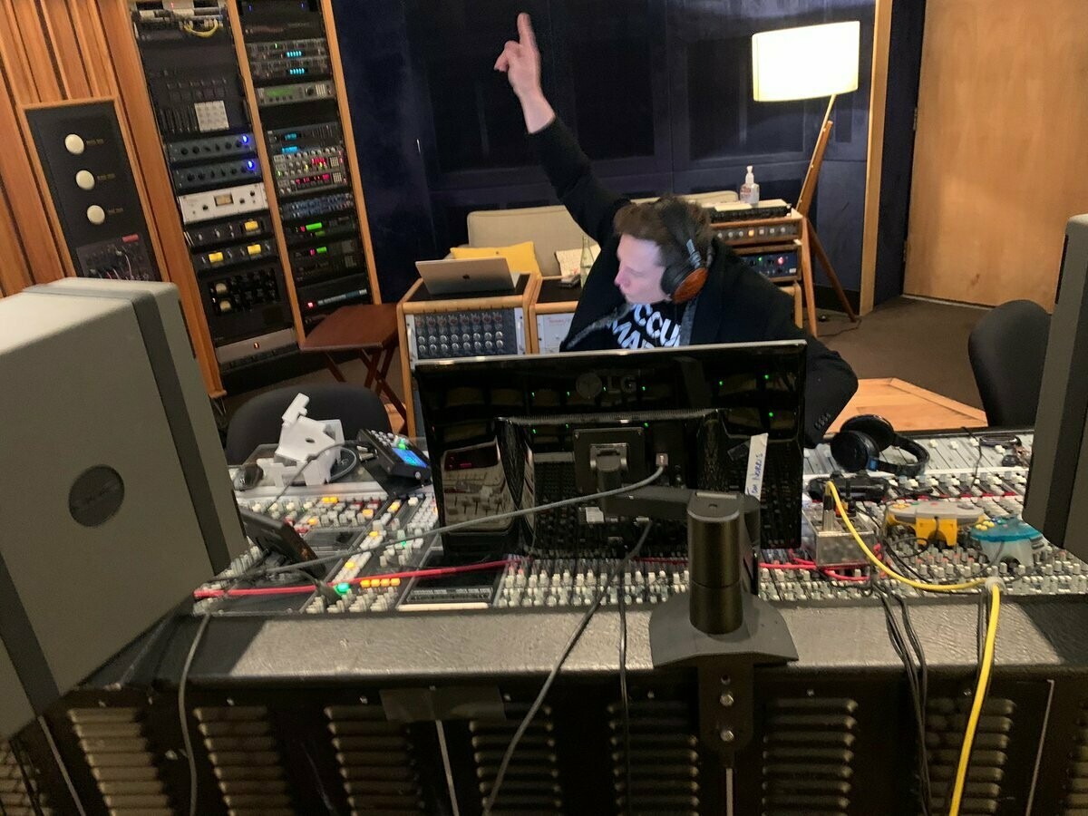 Илон Маск подался в музыку