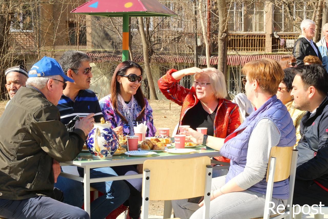 Жители махалли Юнус Раджаби отпраздновали открытие парка: застройщик спилил здесь деревья и планировал строить жилой дом – фото