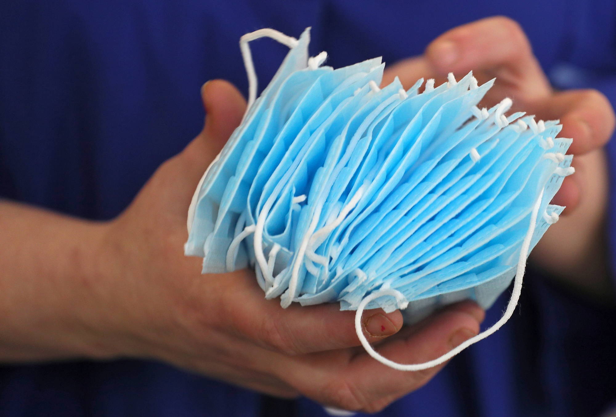 Депутат Бобур Бекмурадов предложил прекратить вывоз медицинских масок, чтобы не распространялся коронавирус