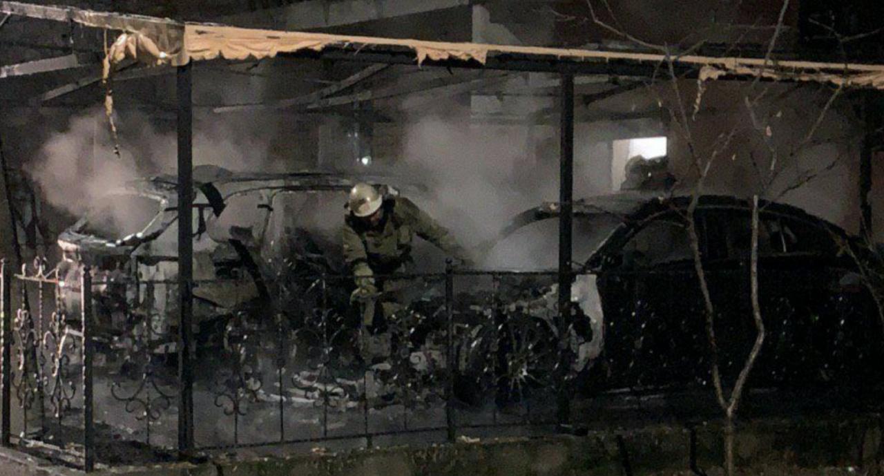 Две шикарные иномарки сожгли в Ташкенте на 8 марта