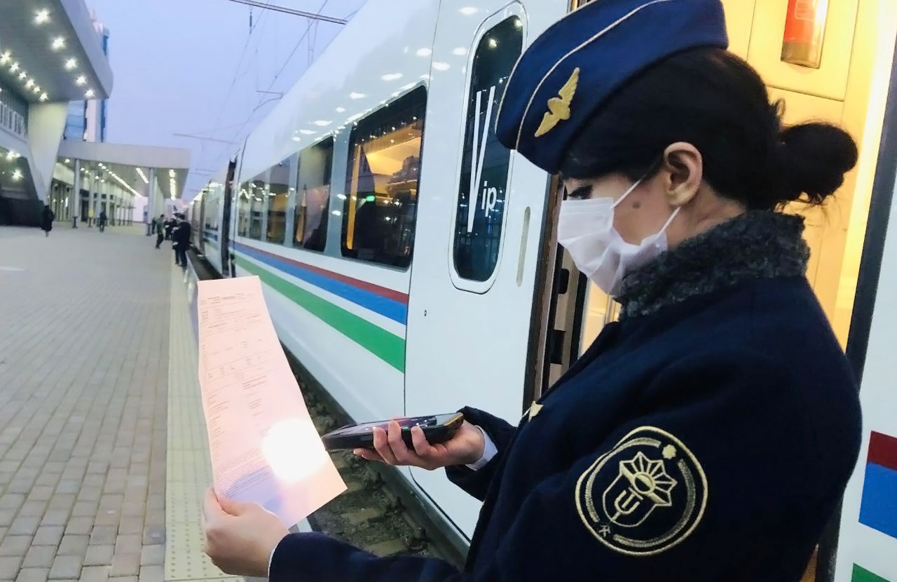 В поездах Afrosiyob начали принимать билеты в электронном виде