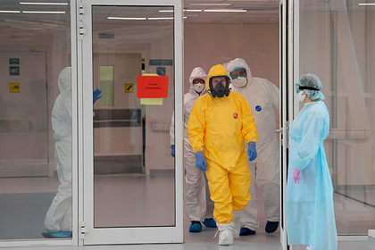 Путин в желтом защитном костюме от коронавируса попал на видео