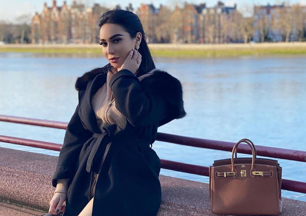 Певица Муниса Ризаева вышла без маски и была оштрафована