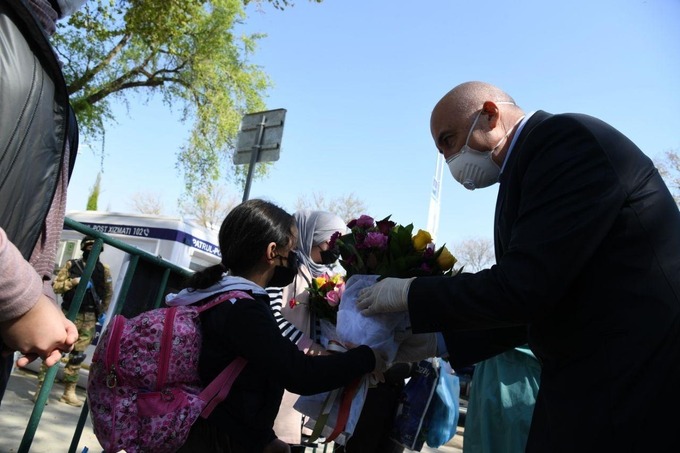 Алишер Шадманов проводил первых выздоровевших от коронавируса пациентов