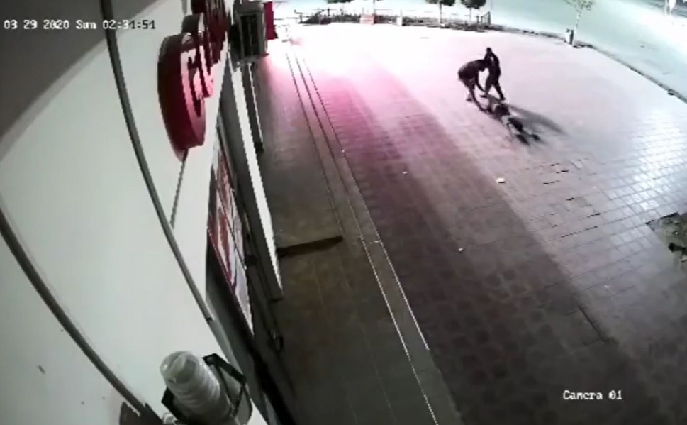 В МВД прокомментировали избиение пожилого мужчины за отказ приготовить хот-дог