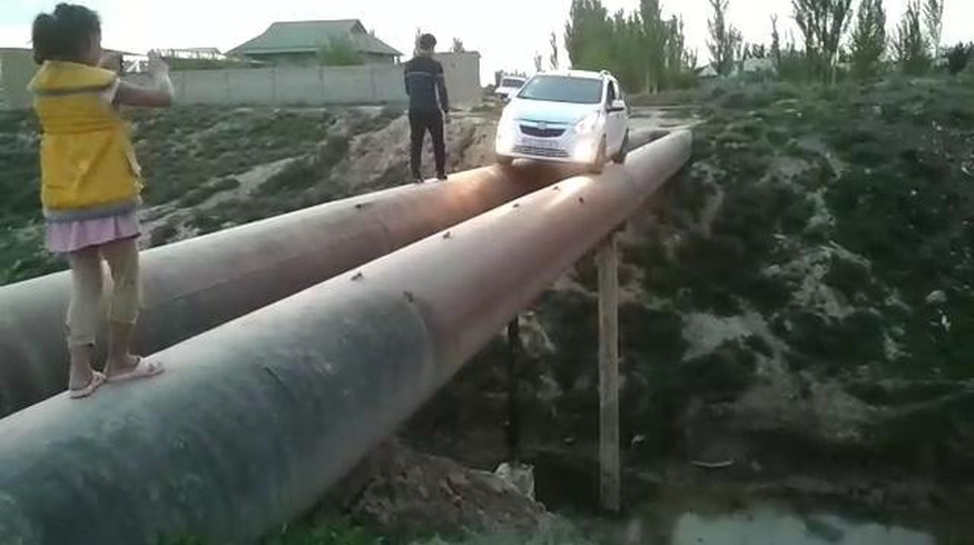 Узбекистанец проехался по трубопроводу и был оштрафован
