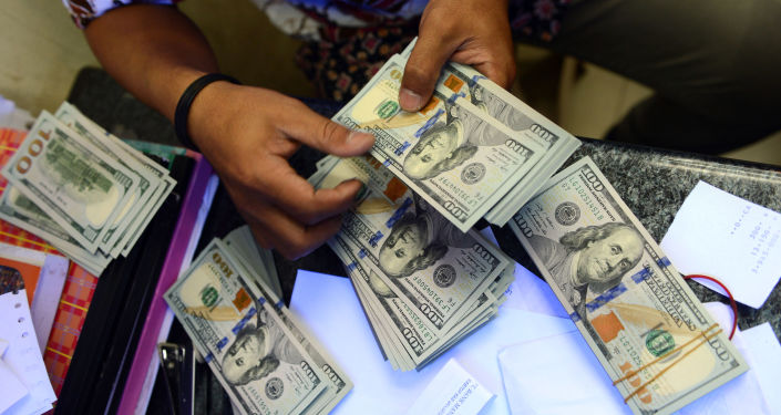 Центробанк установил новый курс валюты: доллар и евро взлетели