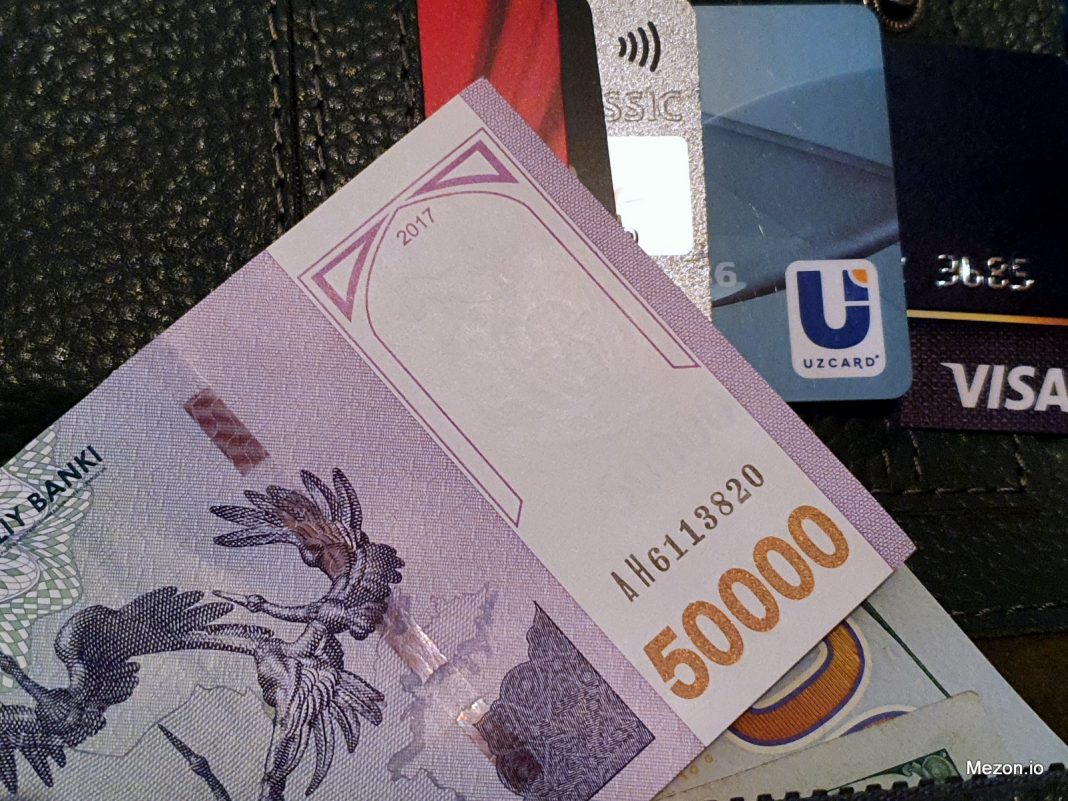 Минюст рассказал почему пенсии и пособия перевели на пластиковую карту 