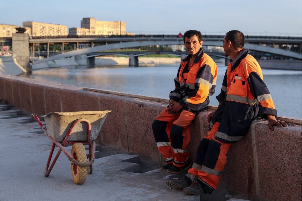 Госдума утвердила продление трудового патента оставшимся в России мигрантам