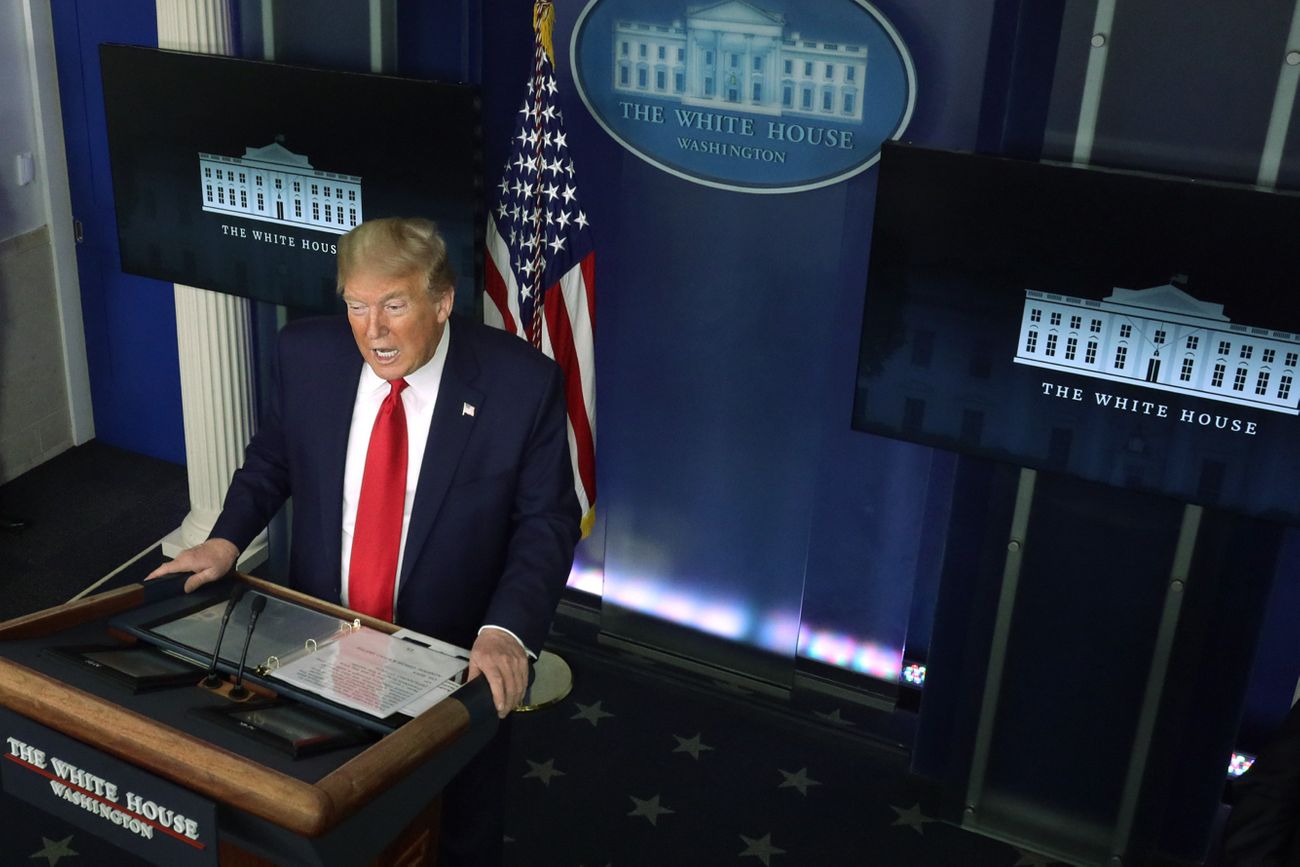 Трамп решил приостановить иммиграцию из-за «атаки невидимого врага»