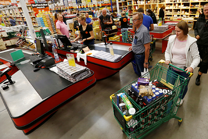 Жителей Латвии призвали активно тратить деньги в борьбе с последствиями пандемии