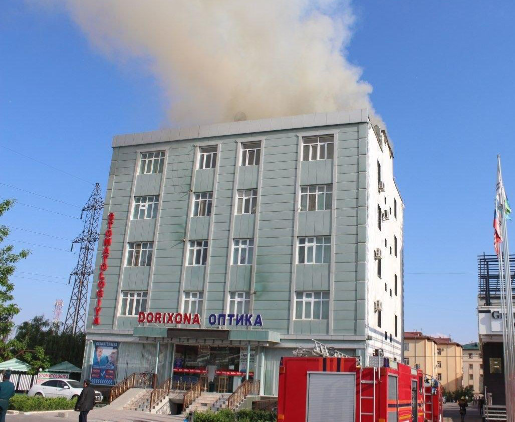 В Намангане загорелась крыша многоэтажки