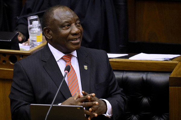 Президент ЮАР захотел надеть медицинскую маску и запутался в ней