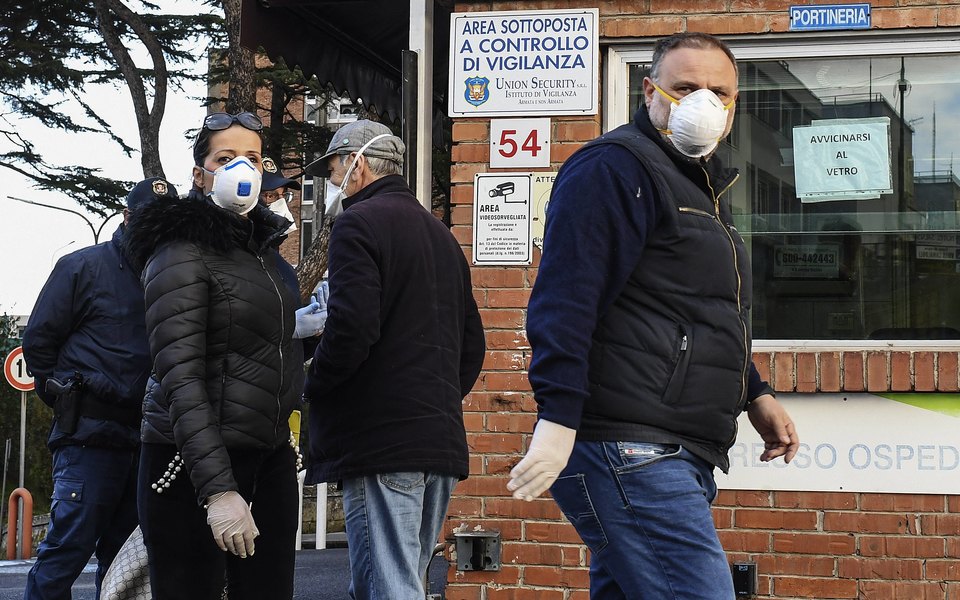 Европа постепенно выходит из режима изоляции