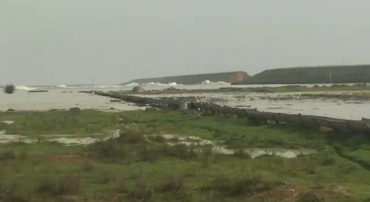 Последствия прорыва дамбы в Сырдарье сняли на видео гражданские журналисты Repost