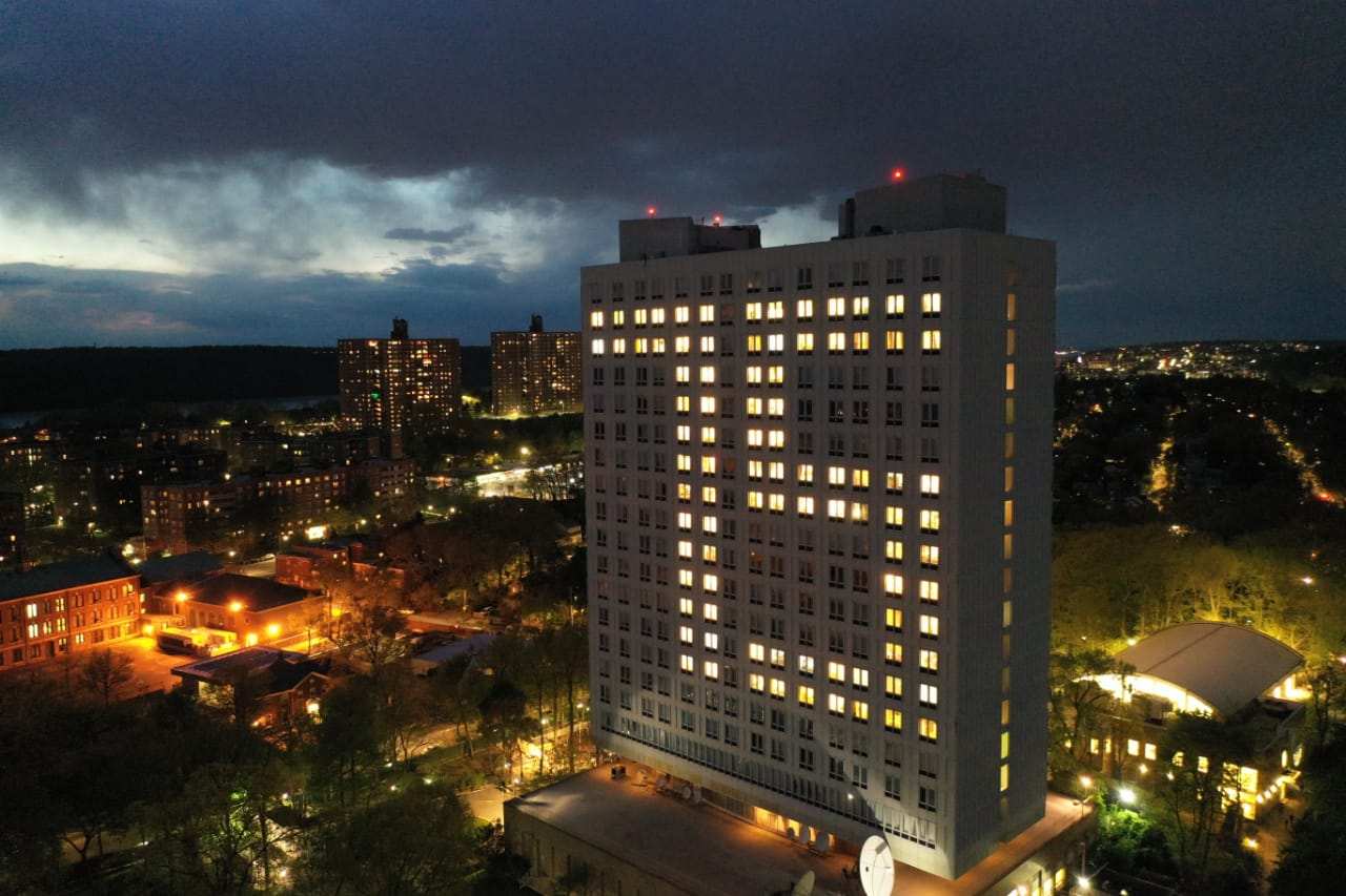 На здании в Нью-Йорке зажгли число 75 в честь Дня Победы