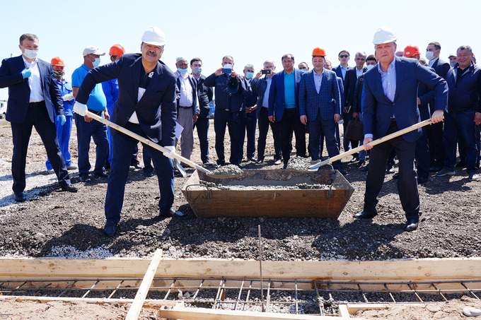 Абдулла Арипов и Аскар Мамин дали старт строительству нового микрорайона в Мырзакенте