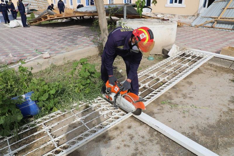 МЧС отчитались о работе по ликвидации последствий сильного ветра в Бухаре 