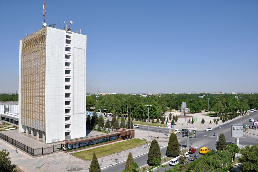 В Навоийской области женщина пыталась поджечь себя перед зданием хокимията после сноса её дома