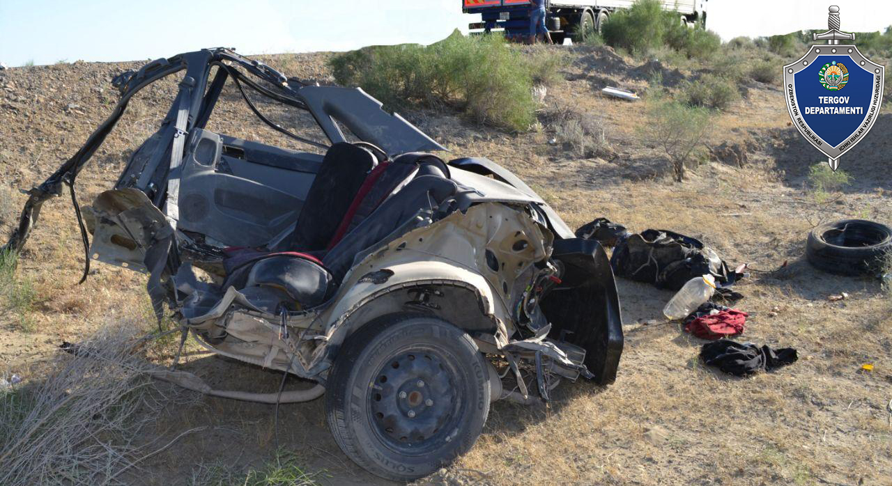 В Бухарской области из-за крупного ДТП с грузовиком погибли водитель и пассажир